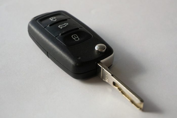 Bei der Schlüsselübergabe das Auto auf Schäden überprüfen.