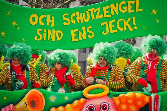 Rosenmontag ist im Rheinland der Höhepunkt des Straßenkarnevals.